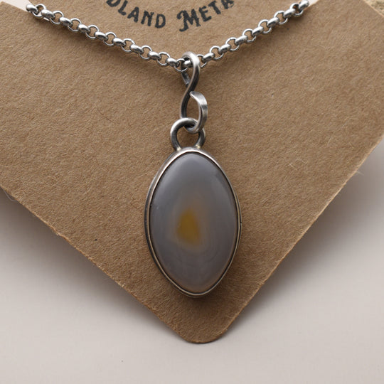 Necklace with an oval Agate pendant on a brown card