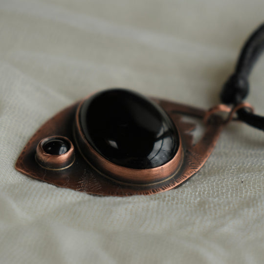earthy pendant necklace in black onyx and copper