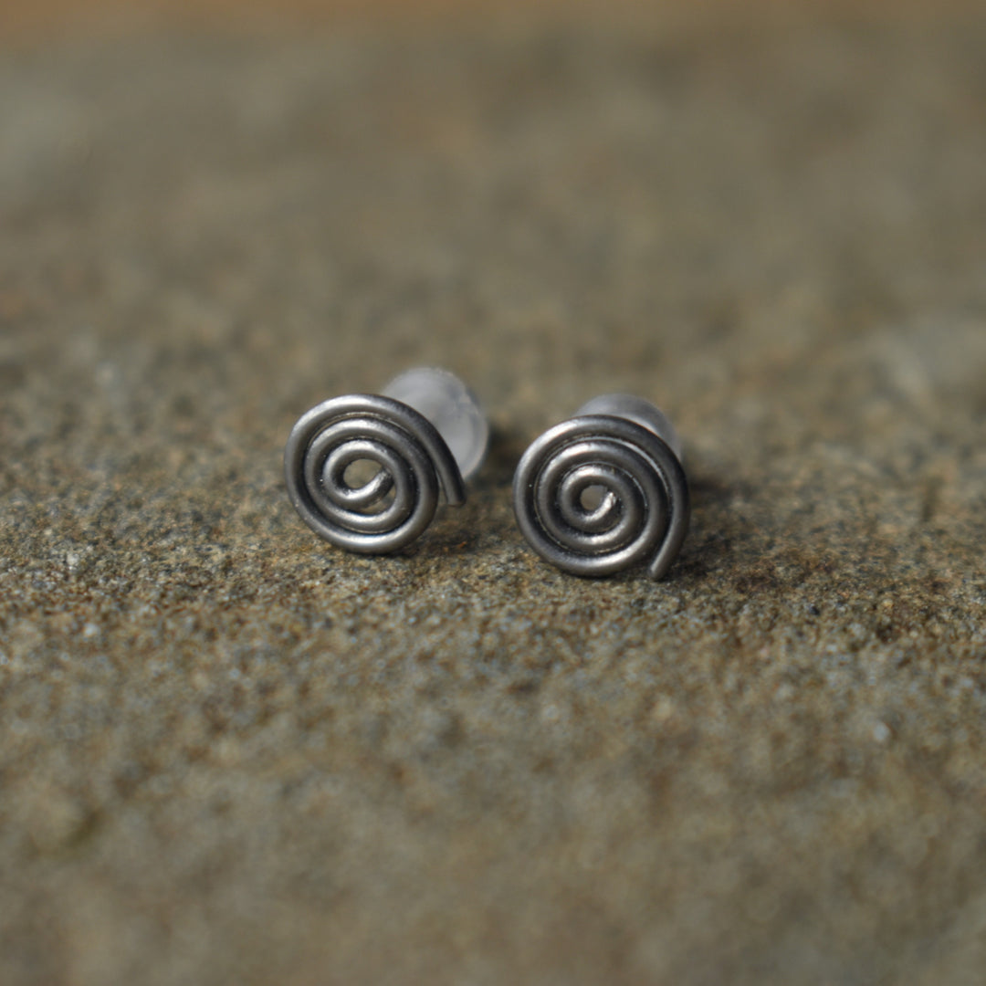 Hypoallergenic spiral post earrings made with niobium wire